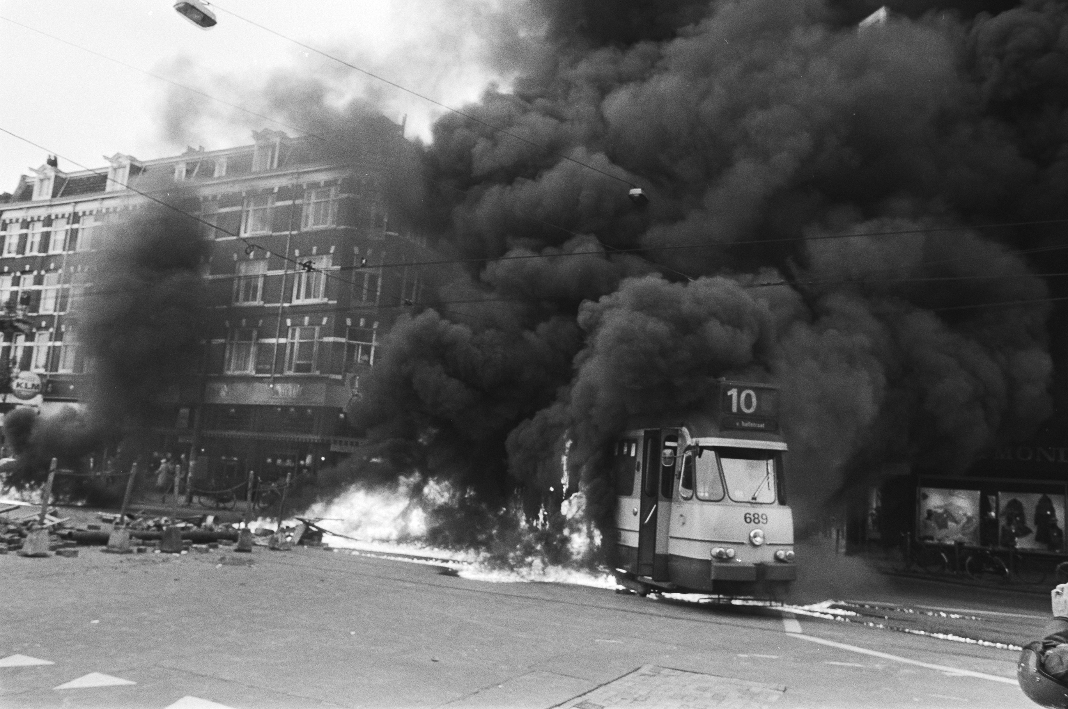 Brandende tram in de Van Baerlestraat Bestanddeelnr 932 3602